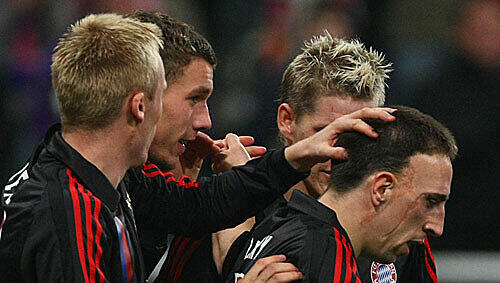 Lell, Podolski, Schweinsteiger, und Ribéry (von links) wollen heute beweisen, dass Bayern auch ohne Toni gewinnen kann. Lell, Podolski, Schweinsteiger, und Ribéry (von links) wollen heute beweisen, dass Bayern auch ohne Toni gewinnen kann.
