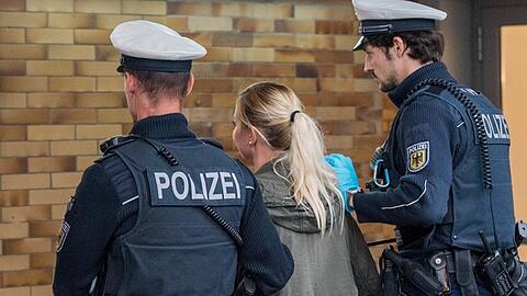 Eine aggressive Frau aus Landshut hat am Münchner Hauptbahnhof einen Bundespolizisten in den Schritt geboxt und wurde daraufhin festgenommen. (Symbolbild)