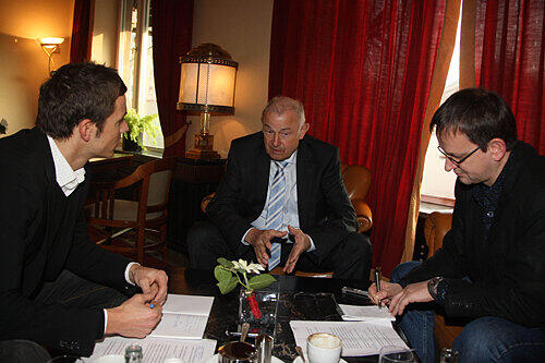 Beckstein im Gespräch mit den AZ-Redakteuren Andreas Hock (li.) und Michael Reiner.