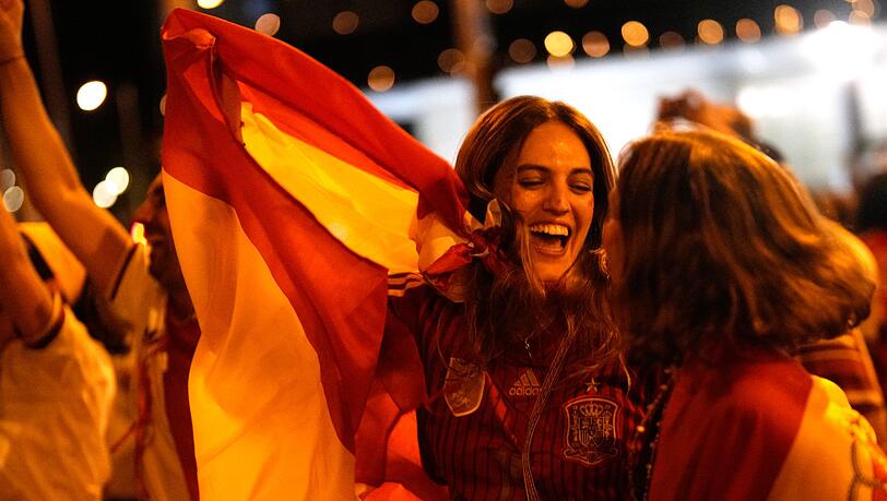Der Jubel auf den Straßen der spanischen Hauptstadt Madrid unmittelbar nach dem Sieg bei der WM in Kanada, Mexiko und den USA am Sonntagabend gab schon einen Vorgeschmack auf die Riesenfeier nach der Rückkehr der Nationalelf in die Heimat. Der Jubel auf den Straßen der spanischen Hauptstadt Madrid unmittelbar nach dem Sieg bei der WM in Kanada, Mexiko und den USA am Sonntagabend gab schon einen Vorgeschmack auf die Riesenfeier nach der Rückkehr der Nationalelf in die Heimat.