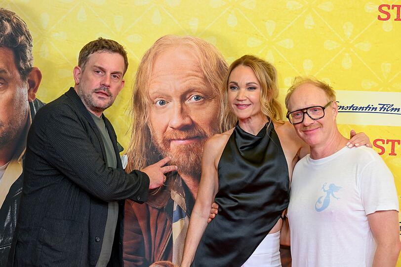 Auch im zehnten "Eberhofer"-Film ein Dreamteam: Sebastian Bezzel (links), Lisa Marie Potthoff und Simon Schwarz bei der Premiere von "Steckerlfischfiasko" in M&uuml;nchen.