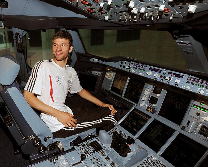 Die DFB-Elf hat sich bei Lufthansa das Cockpit des A-380 angesehen. Die Bilder.