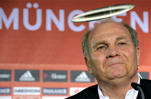 Der Pfarrer hatte den Münchner Rasen gesegnet. Weil es jetzt so gut läuft, hat ihn Uli Hoeneß zu einem Heimspiel eingeladen.