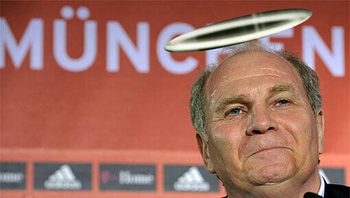 Der Pfarrer hatte den Münchner Rasen gesegnet. Weil es jetzt so gut läuft, hat ihn Uli Hoeneß zu einem Heimspiel eingeladen. Der Pfarrer hatte den Münchner Rasen gesegnet. Weil es jetzt so gut läuft, hat ihn Uli Hoeneß zu einem Heimspiel eingeladen.
