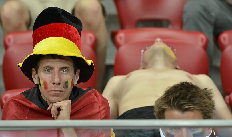 Tränen, Trauer, Tragik: Nach dem Halbfinal-K.o. gegen Italien können es viele Fans nicht fassen, dass der Traum vom EM-Titel vorbei ist. Die Bilder
