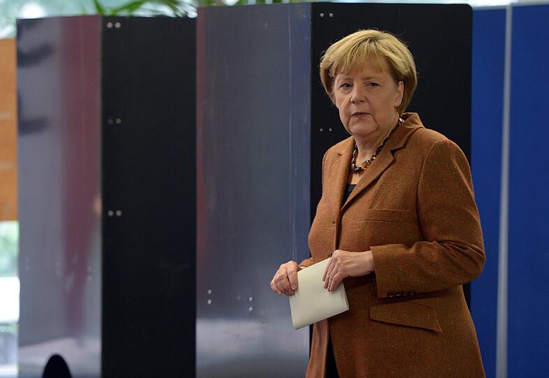 Bundeskanzlerin Angela Merkel (CDU) wirft am 22.09.2013 in Berlin ihren Stimmzettel zur Bundestagswahl 2013 in die Wahlurne.