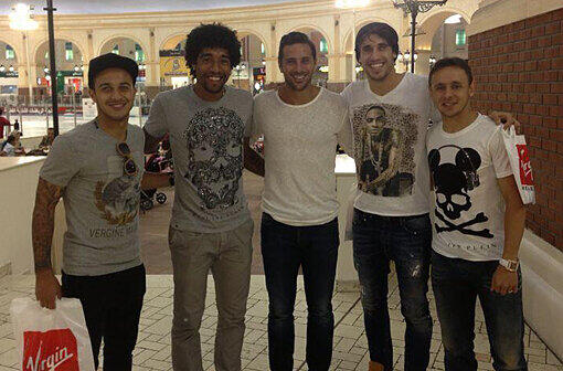 Die Latino-Gang beim Shoppen: Claudio Pizarro twitterte dieses Bild aus Doha.