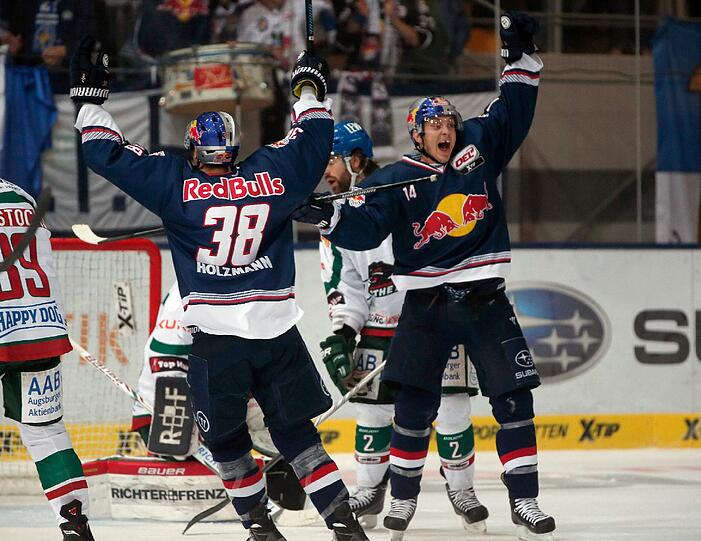 Der EHC um Jon DiSalvatore feiert den Sieg gegen Augsburg.