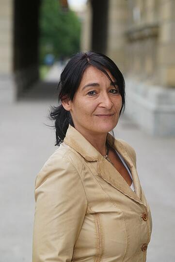 Irene Kleber: Carusos Freude - Natürlich gehöre ich zur Fraktion der Novemberhasser. Als Sonnenanbeter und Frostbeutel und sowieso als Mittelmeer-Kind. Wenn der Wind also mal wieder arg laut ums Haus pfeift und die Kastanie vor dem Balkon im Nebelgrau versinkt, dann fische ich gern eine ziemlich zerfledderte CD-Hülle aus dem Schrank.
Luciano Pavarotti, der &bdquo;Caruso&ldquo; singt, eine Hommage an den Tenor Enrico Caruso. &bdquo;Te voglio bene assaje, ma tanto tanto bene sai&ldquo; (&bdquo;Ich hab ich so lieb&ldquo;), schmettert er da in neapolitanischem Dialekt so wuchtig, so berauschend, so zärtlich dem Grau entgegen, dass sogar die finsterste Nebelwand scheinbar einen rosaroten Schimmer kriegt.
Ich schmettere mit. Lasse Luft in die Lunge, mache die Arme weit, träume mich ans Mittelmeer &ndash; und schon ist alles gar nicht mehr so schlimm.