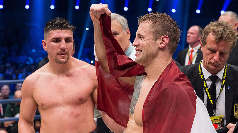 Musste die Überlegenheit seines Gegners anerkennen: Marco Huck (l)