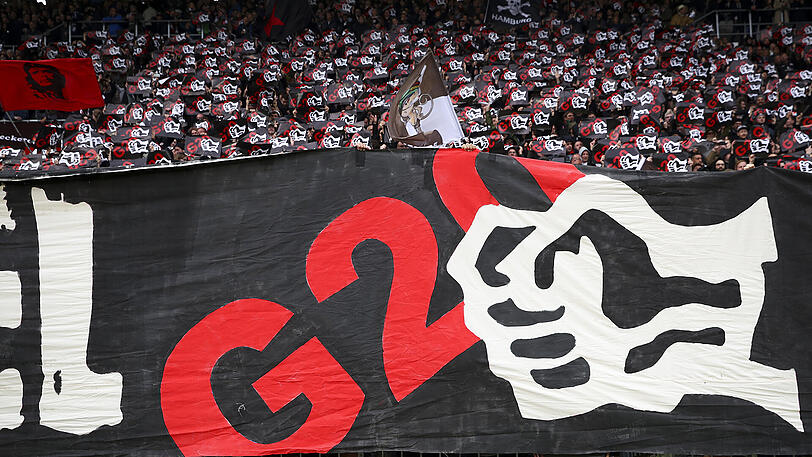Fans des FC St. Pauli zeigen vor dem Zweitliga-Spiel gegen Heidenheim am 28. April im Millerntor-Stadion Protestplakate gegen den in Hamburg stattfindenden G20-Gipfel.