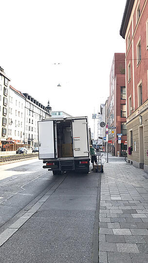 Autos und Lieferwagen, die auf dem Radweg parken und so zur Gefahr für Radler und Fußgänger werden können. Solche Situationen sind in ganz München zu beobachten.
