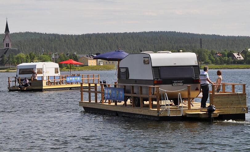 Lappland: Zelten auf dem Campingfloß - einfach treiben lassen und die Sonne genießen.
