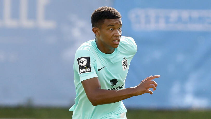 Ahanna Agbowo wurde beim TSV 1860 ausgebildet, zukünftig läuft er für den FC Pipinsried auf.