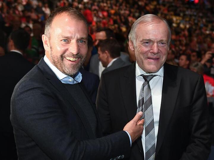 FC-Bayern-Trainer Hansi Flick (l) und Assistenztrainer Hermann Gerland waren auch bei der Jahreshauptversammlung.