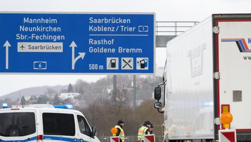 Polizeibeamte kontrollieren in Saarbrücken stichprobenartig den aus Frankreich einfahrenden Grenzverkehr. Polizeibeamte kontrollieren in Saarbrücken stichprobenartig den aus Frankreich einfahrenden Grenzverkehr.