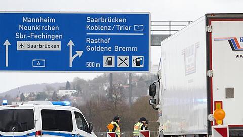 Polizeibeamte kontrollieren in Saarbrücken stichprobenartig den aus Frankreich einfahrenden Grenzverkehr.