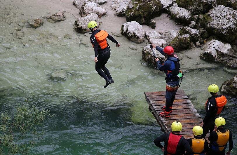 Volle Action! Die Löwen hatten sichtlich Spaß beim Wildwasser-Rafting auf der Salzach.