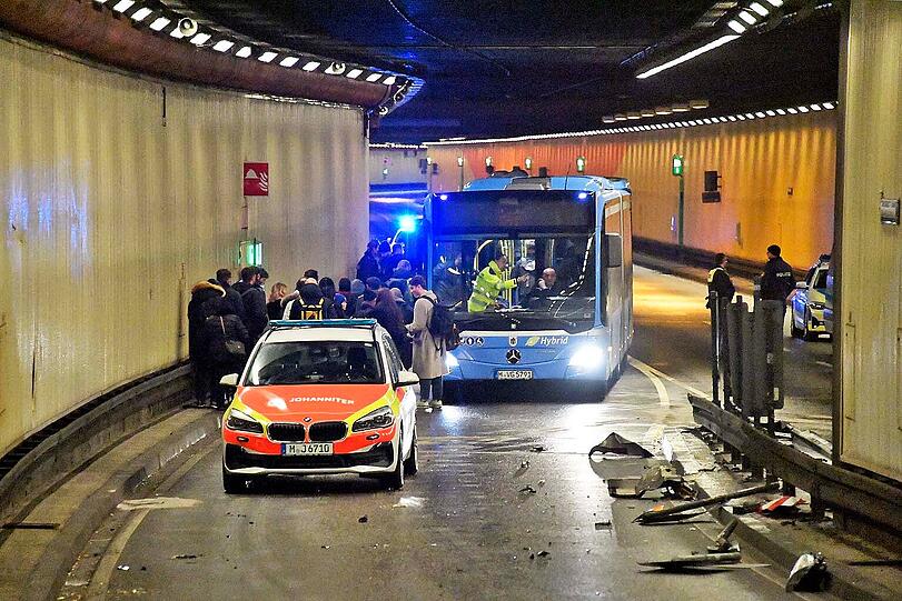 Aus ungeklärter Ursache ist am Freitagabend ein Reisebus im Brudermühltunnel verunglückt.