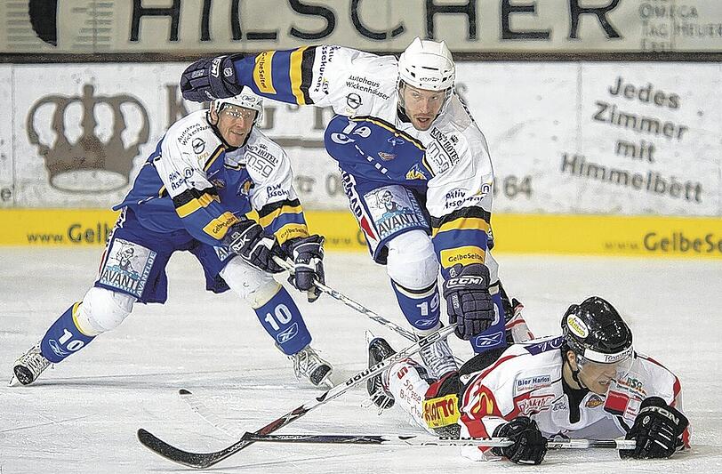 Nehmen jedes Hindernis: Der EHC, hier mit Brandon Dietrich, besiegte erst Landshut mit 7:3, dann Bremerhaven 3:1.