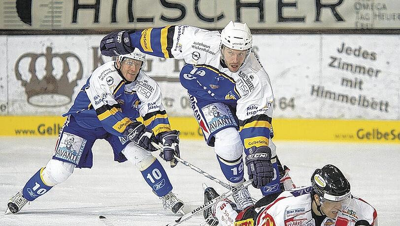 Nehmen jedes Hindernis: Der EHC, hier mit Brandon Dietrich, besiegte erst Landshut mit 7:3, dann Bremerhaven 3:1. Nehmen jedes Hindernis: Der EHC, hier mit Brandon Dietrich, besiegte erst Landshut mit 7:3, dann Bremerhaven 3:1.