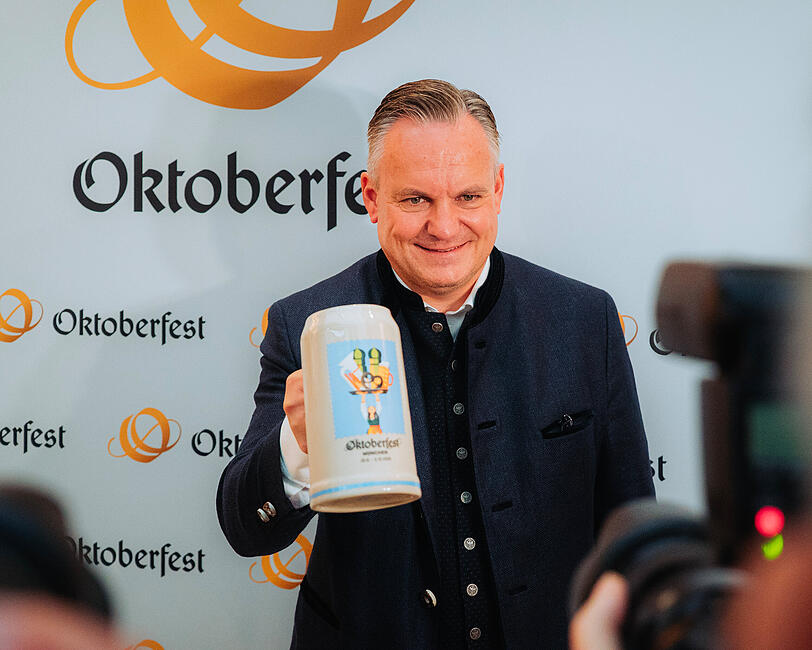 Christian Scharpf hat gute Laune. Der Keferloher gefällt ihm und die Gstanzlsängerin hat ihn wohlwollend besungen. Christian Scharpf hat gute Laune. Der Keferloher gefällt ihm und die Gstanzlsängerin hat ihn wohlwollend besungen.