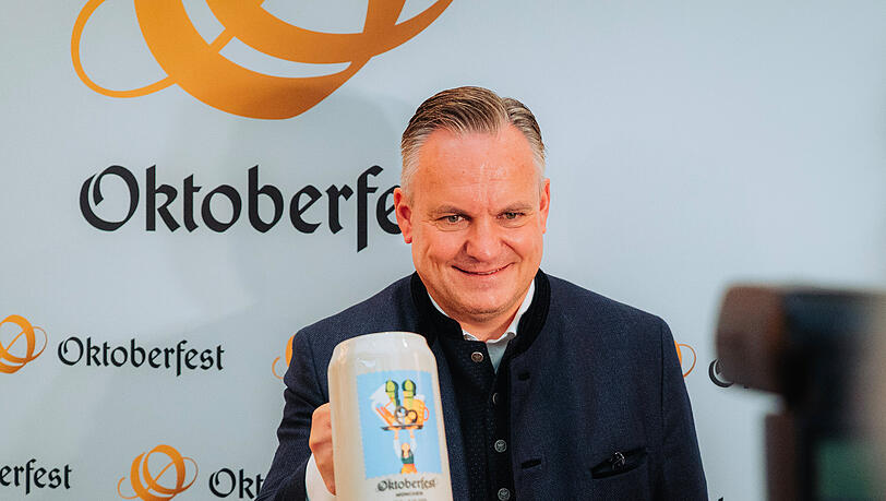 Christian Scharpf hat gute Laune. Der Keferloher gefällt ihm und die Gstanzlsängerin hat ihn wohlwollend besungen. Christian Scharpf hat gute Laune. Der Keferloher gefällt ihm und die Gstanzlsängerin hat ihn wohlwollend besungen.