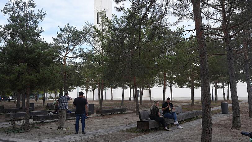 Am Platz der Menschenrechte in Riem sieht es ein bisschen so aus, wie auf einem Rastplatz in S&uuml;deuropa. Oswald und Carsten, Ademut und Christiane spielen hier regelm&auml;&szlig;ig Boule.