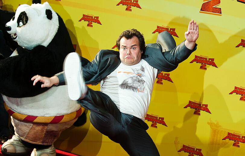 Susan Sideropoulos ist schwanger wie Panda: Auf dem roten Teppich in Berlin präsentiert die Schauspielerin ihren Baby-Bauch. Hape Kerkeling und Jack Black liefern sich einen Kampf für die Fotografen. Die Bilder von der Filpremiere für den Animationsfilm "Kung Fu Panda 2".