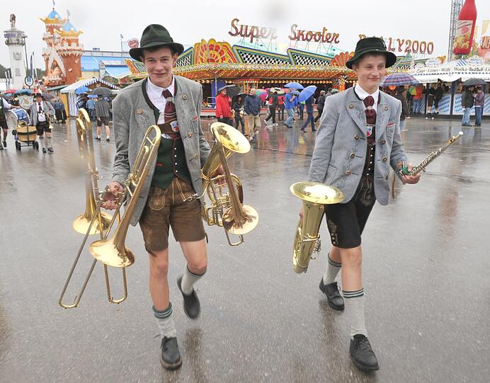 Immer wieder erstaunlich auch, was für eine Bandbreite an Songs die Oktoberfest-Kapellen durch die Zelte schmettern.
