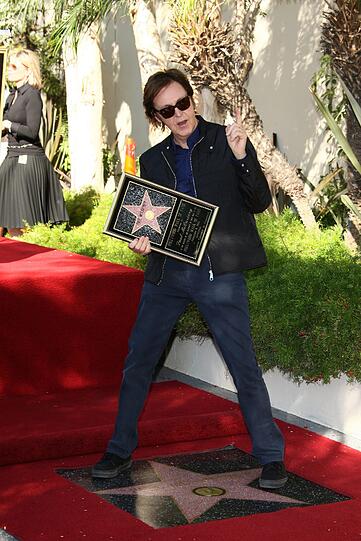 Als letzter der vier Beatles hat Paul McCartney einen Stern auf dem Hollywood "Walk of Fame" bekommen. Der Ehrung wohnten neben McCartneys Frau Nancy Shevell auch Musikerkollegen wie Neil Young bei. Ringo Starr konnte wegen gesundheitlicher Probleme nicht teilnehmen.