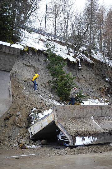 Horror-Unfall auf der Brenner-Autobahn: Eine Betonmauer hat sich von einem Hang gelöst und einen Münchner Lkw unter sich begraben. Die Bilder...