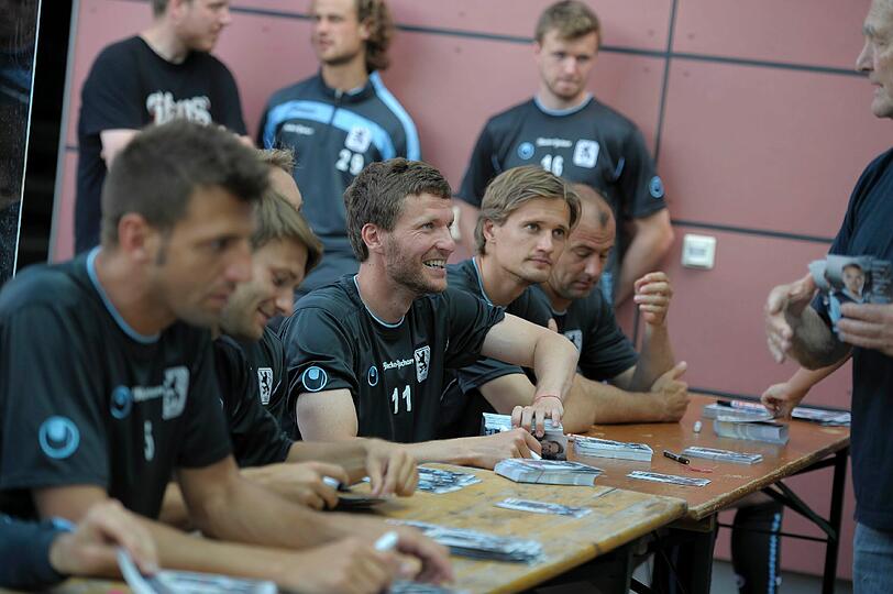 Fanabend des TSV 1860 im Trainingslager in Bad Häring: Mitgereiste Fans konnten mit den Spielern plaudern, sich Autogramme geben lassen oder ein Bierchen trinken.