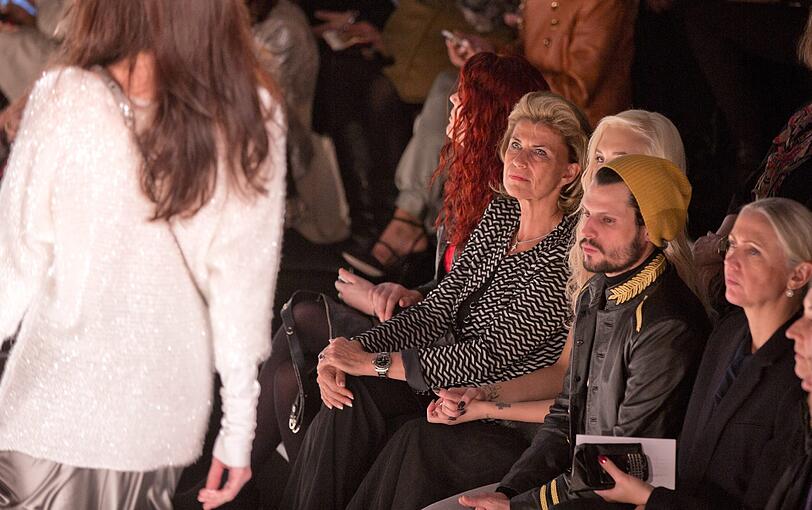 Dagmar Wöhrl (CSU), Schauspieler Manuel Cortez und die Vogue-Chefredakteurin Christiane Arp besuchen die Modenschau des Labels Riani