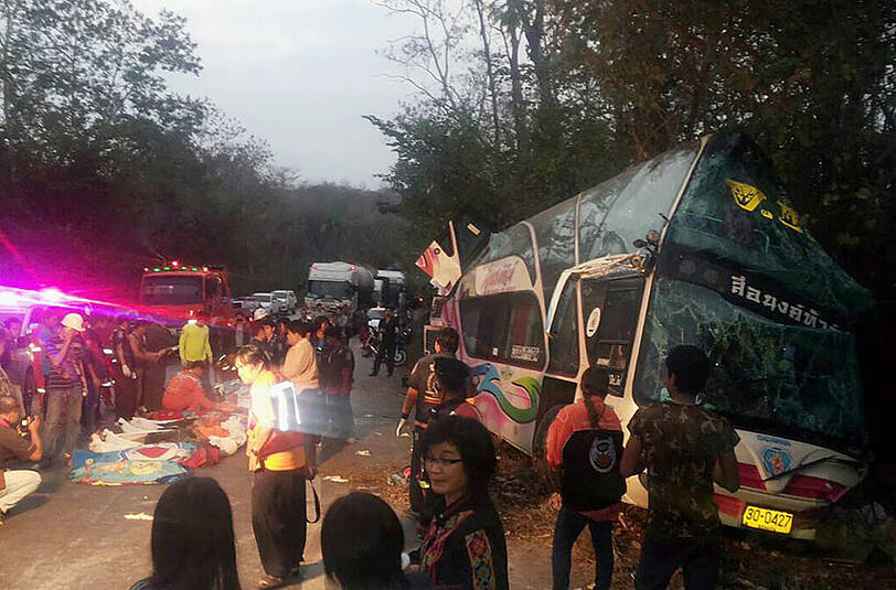 Der Bus knallte frontal auf einen Lastwagen. Die Ursache des Unfalles ist noch unklar. Vermutlich versagten sie Bremsen.