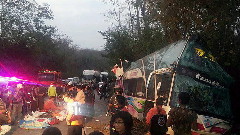 Der Bus knallte frontal auf einen Lastwagen. Die Ursache des Unfalles ist noch unklar. Vermutlich versagten sie Bremsen. Der Bus knallte frontal auf einen Lastwagen. Die Ursache des Unfalles ist noch unklar. Vermutlich versagten sie Bremsen.