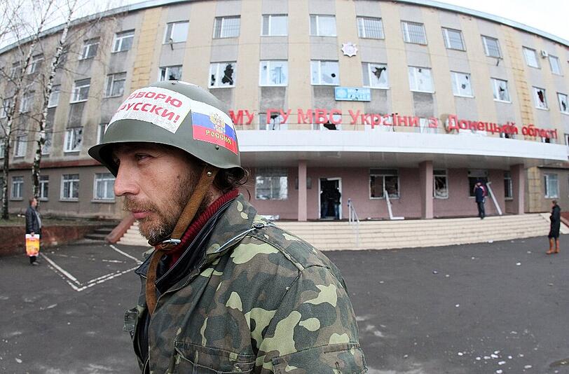 Ein prorussischer Aktivist vor einer Polizeistation in Gorliwka in der Nähe von Donezk.