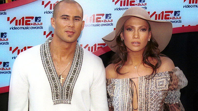 Jennifer Lopez und Cris Judd kurz vor ihrer Hochzeit im September 2001 Jennifer Lopez und Cris Judd kurz vor ihrer Hochzeit im September 2001