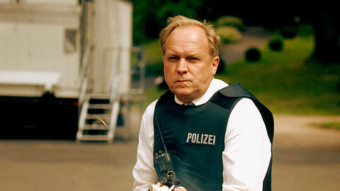Ulrich Tukur in einer Szene des ausgezeichneten "Tatort: Im Schmerz geboren"