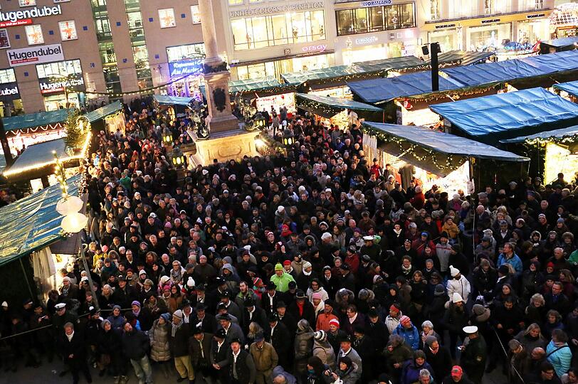 Der Christkindlmarkt auf dem Marienplatz zieht auch heuer die Massen an. Die Händler sind zufrieden.