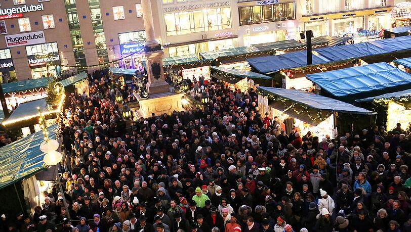 Der Christkindlmarkt auf dem Marienplatz zieht auch heuer die Massen an. Die Händler sind zufrieden. Der Christkindlmarkt auf dem Marienplatz zieht auch heuer die Massen an. Die Händler sind zufrieden.