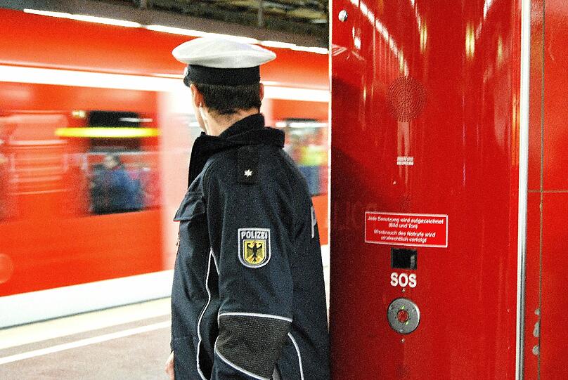 Die Polizei rät: Unbedingt den Nothalt ziehen, wenn jemand im Gleisbett liegt (Symbolfoto).