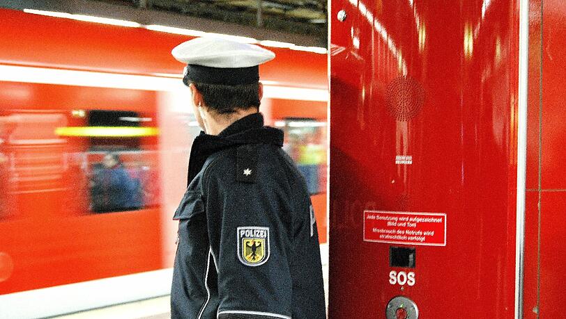 Die Polizei rät: Unbedingt den Nothalt ziehen, wenn jemand im Gleisbett liegt (Symbolfoto). Die Polizei rät: Unbedingt den Nothalt ziehen, wenn jemand im Gleisbett liegt (Symbolfoto).