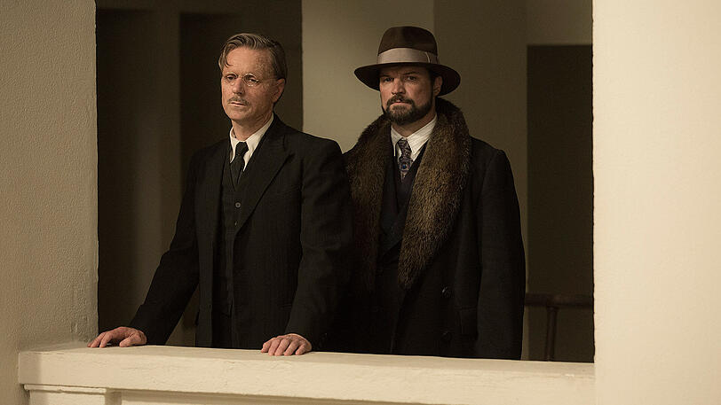 Babylon Berlin: Dr. Schmidt (JENS HARZER) und der Armenier (MI&Scaron;EL MATIÈEVIÆ)