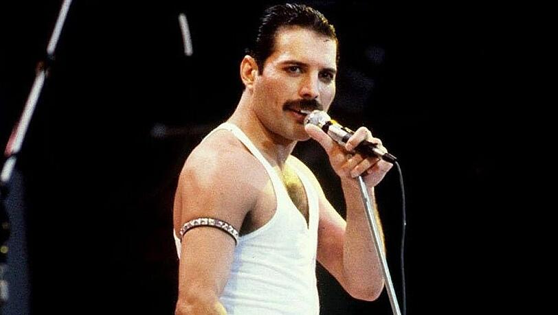 Freddie Mercury während eines Auftritts in London 1985. Freddie Mercury während eines Auftritts in London 1985.