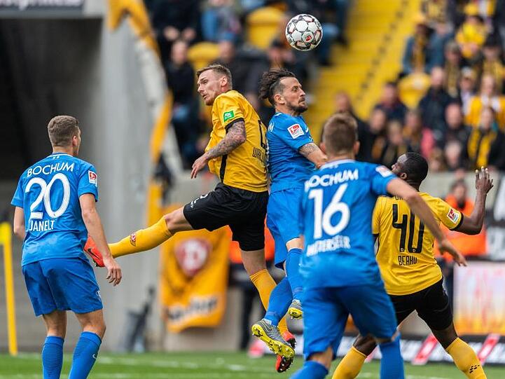 Dynamos Linus Wahlqvist (2.v.l.) im Kopfballduell mit Bochums Patrick Fabian (3.v.r.).