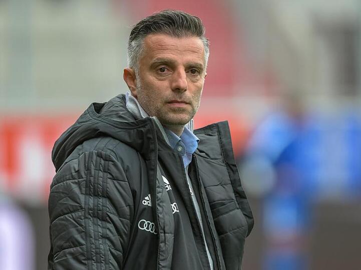 Trainer Tomas Oral von Ingolstadt steht vor dem Spiel im Stadion. Foto: Armin Weigel/Archivbild