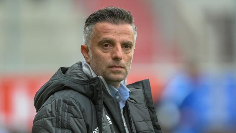 Trainer Tomas Oral von Ingolstadt steht vor dem Spiel im Stadion. Foto: Armin Weigel/Archivbild Trainer Tomas Oral von Ingolstadt steht vor dem Spiel im Stadion. Foto: Armin Weigel/Archivbild