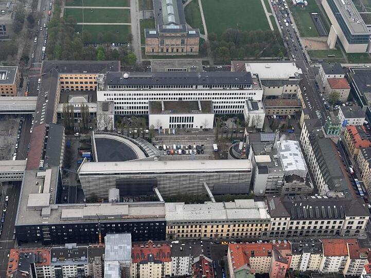 Die Technische Universität, TU, ist aus einem Zeppelin bei einem Rundflug über München zu sehen. Foto: Felix Hörhager/dpa/Archivbild