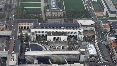 Die Technische Universität, TU, ist aus einem Zeppelin bei einem Rundflug über München zu sehen. Foto: Felix Hörhager/dpa/Archivbild